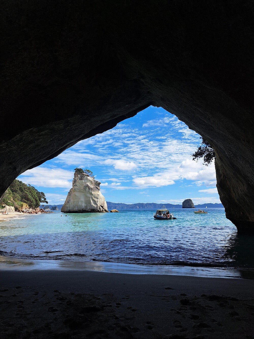 aifs-ugc-au-pair-neuseeland-Steintunnel-Himmel-Wasser-Bäume-Sandbank-astridb