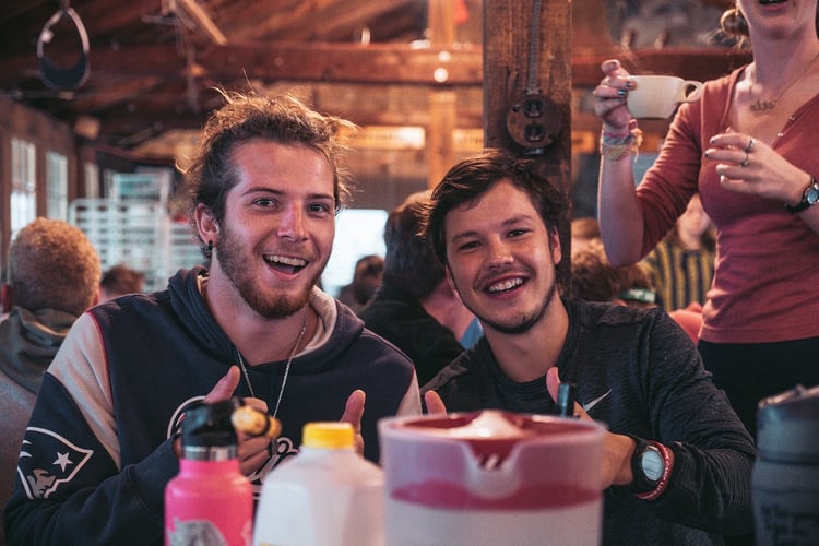 aifs-camp-america-counsellors-personen-in-huette