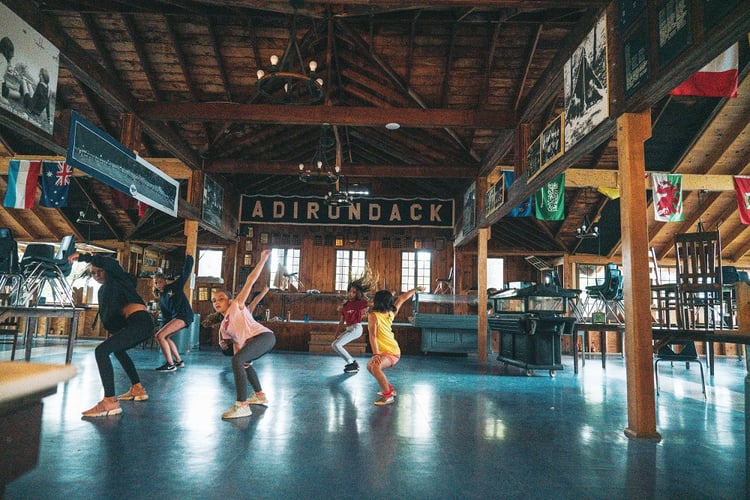 aifs-camp-america-kinder-camper-personen-tanzen-aktivitaet