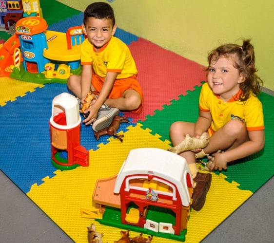 Kinder beim Spielen beim Childcare Projekt in Costa Rica mit AIFS