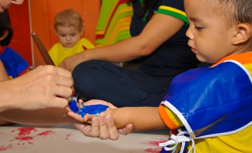 Kinder beim Malen beim Childcare Projekt in Costa Rica mit AIFS