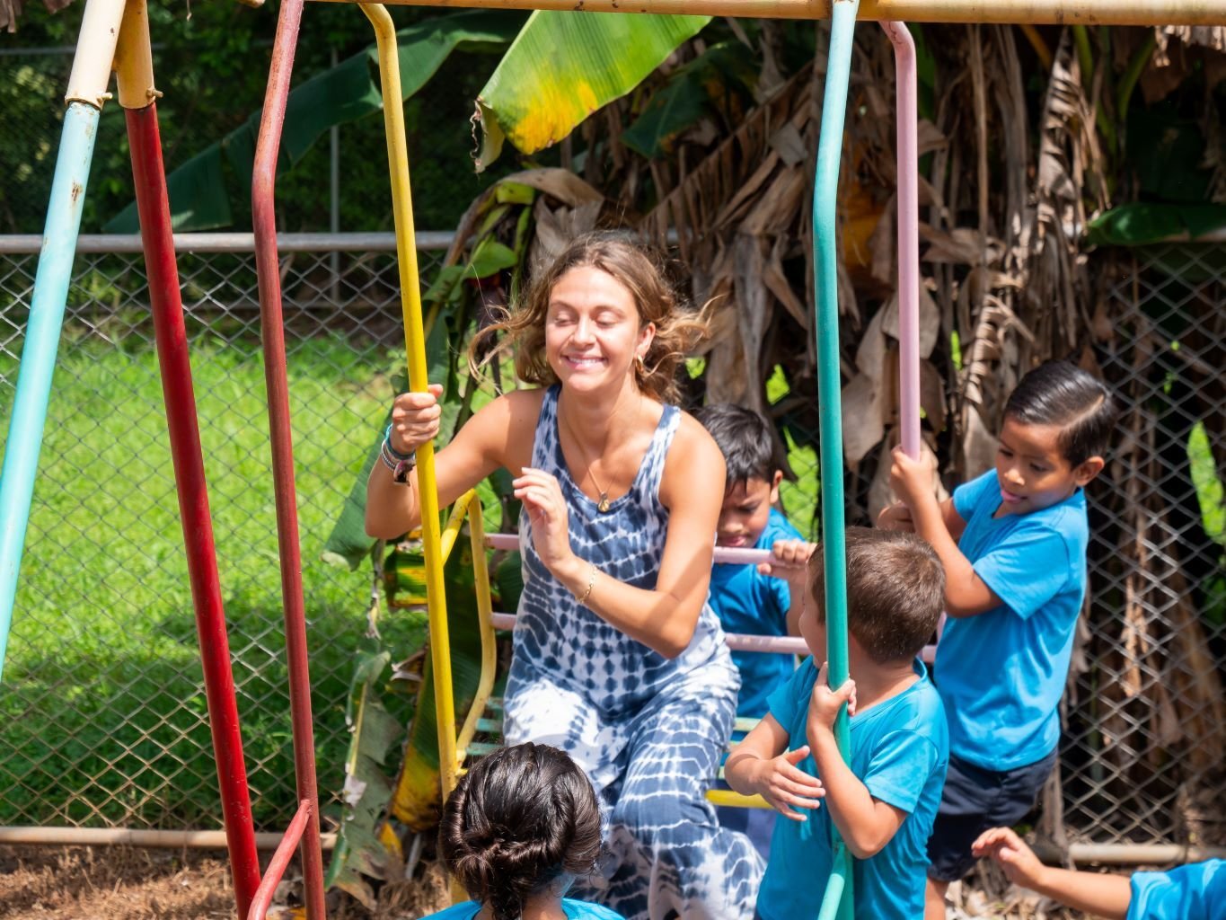 Volunteer und Kinder am Schaukeln im Freiwilligenprojekt in Costa Rica mit AIFS