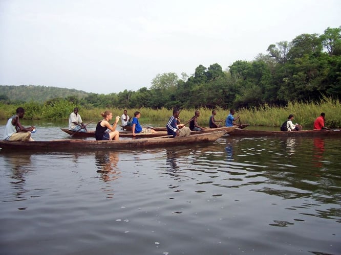 Kanufahrt bei der Freiwilligenarbeit in Ghana mit AIFS