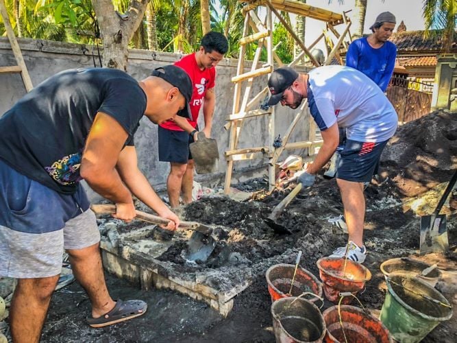 Volunteers im Freiwilligenprojekt Renovation in Construction in Bali mit AIFS