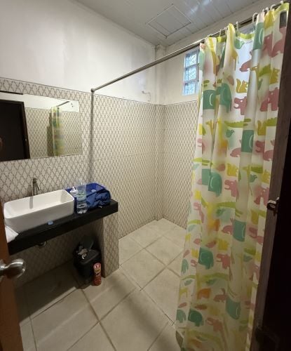 Dusche in der Unterkunft bei der Freiwilligenarbeit in Bali mit AIFS