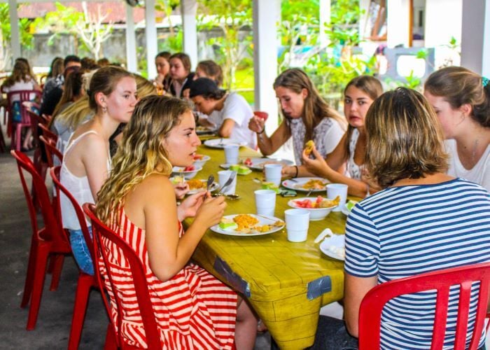 Volunteers beim Essen in der Unterkunft bei der Freiwilligenarbeit in Bali mit AIFS