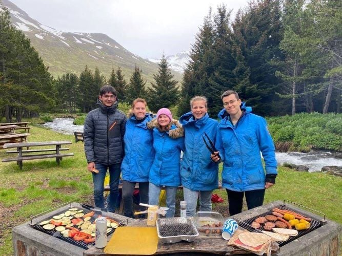 Volunteers beim Grillen beim Freiwilligenprojekt Forest and Beach in Island