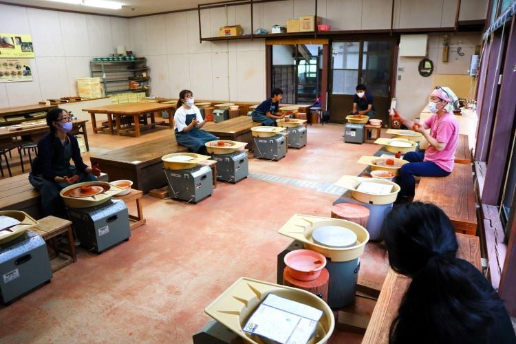 Töpfern beim Freiwilligenprojekt Community Work und Umweltschutz in Japan mit AIFS