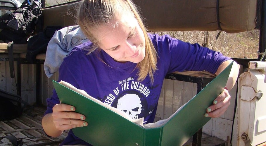 Person liest Informationen beim Savannah Conservation Projekt in Eswatini