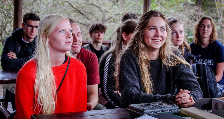 Personen lernen etwas beim Freiwilligenprojekt Savannah Conservation in Eswatini