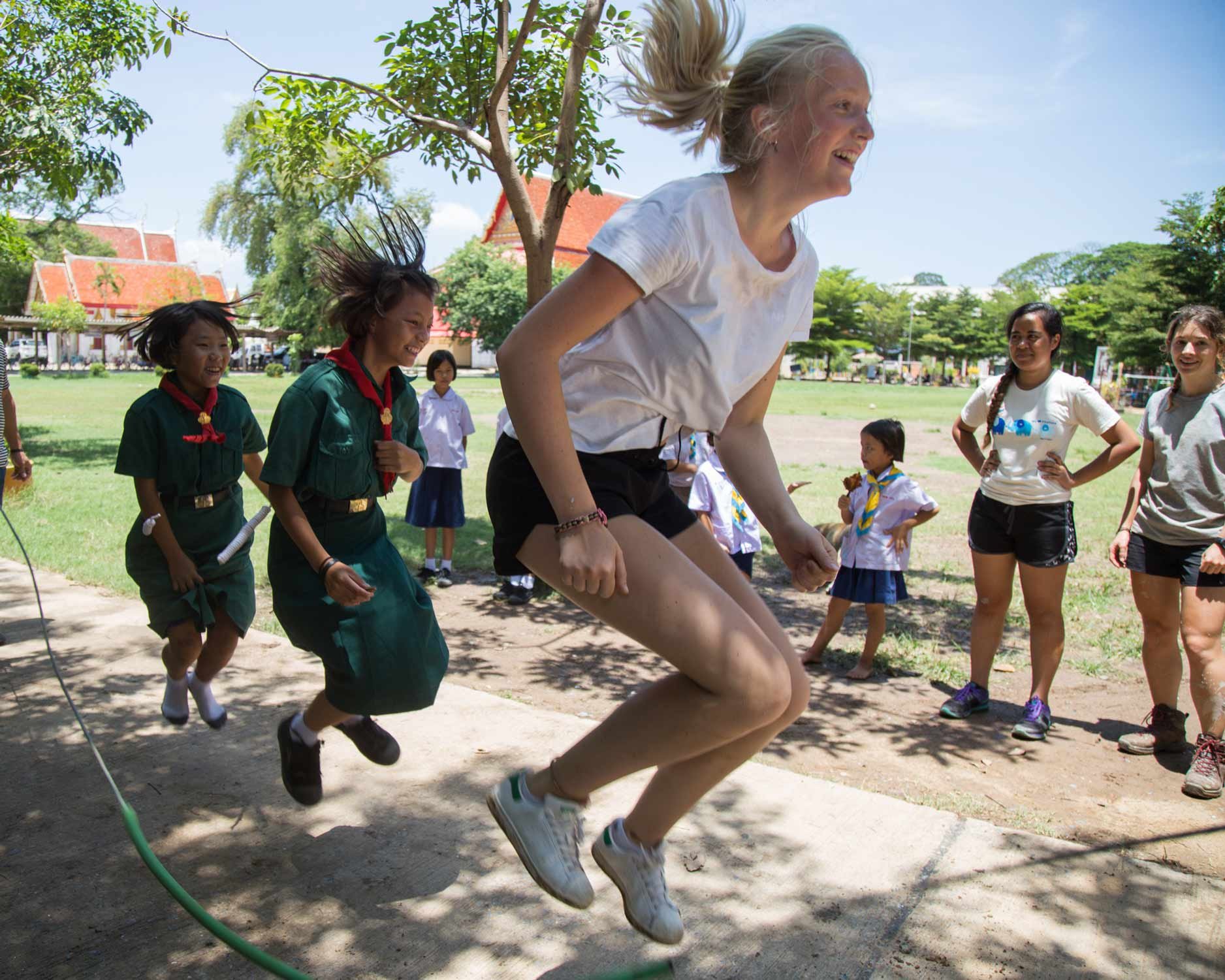 Seilspringen beim Freiwilligenprojekt in Thailand mit AIFS