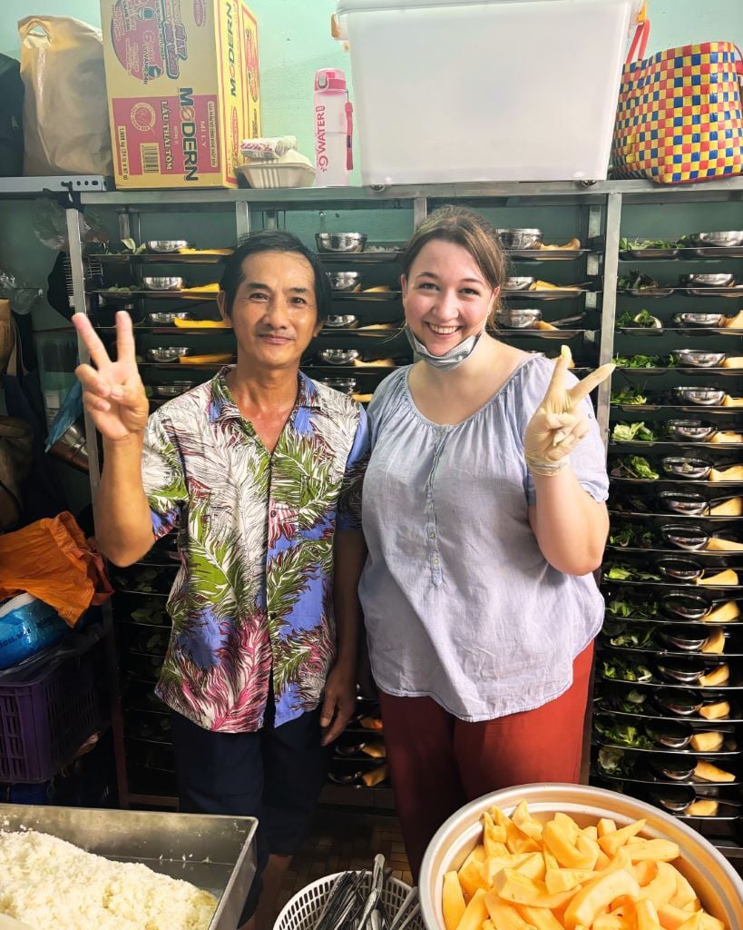 Jessica beim Freiwilligenprojekt Food Shop in Vietnam