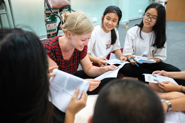 Person beim Freiwilligenprojekt English Teaching in Vietnam  liest mit Schülerinnen