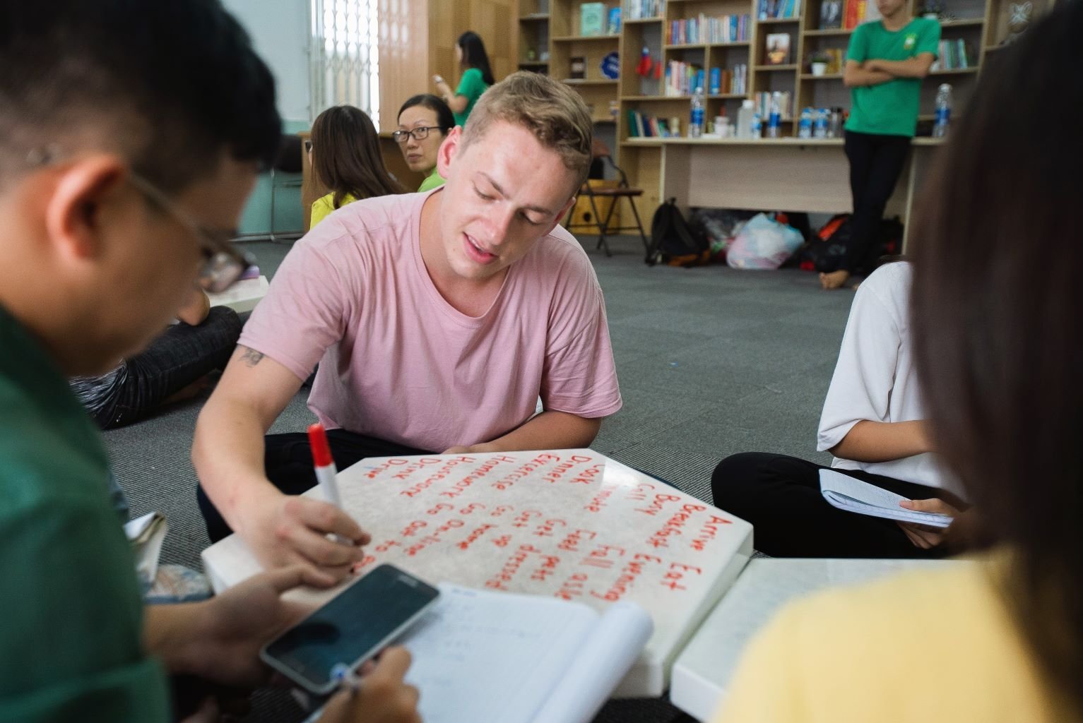 Eine Person gibt Englisch Unterricht beim Freiwilligenprojekt in Vietnam