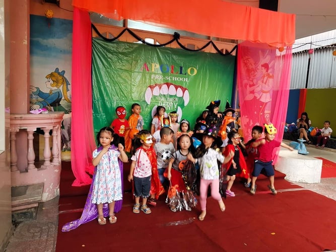 Kinder feiern Halloween beim Freiwilligenprojekt Kindergarten in Vietnam