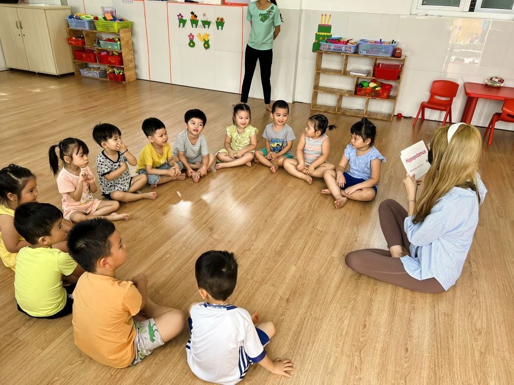 Teilnehmende liest ein Buch vor beim Freiwilligenprojekt Kindergarten in Vietnam
