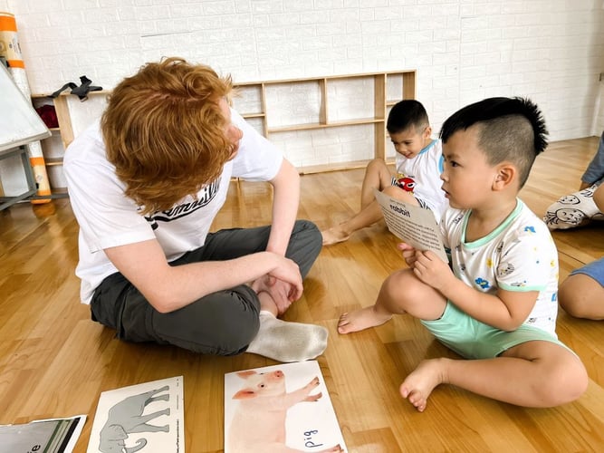 Teilnehmender und Kind spielen beim Freiwilligenprojekt Kindergarten in Vietnam