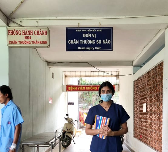 Teilnehmende beim Medical Freiwilligenprojekt in Vietnam im Flur des Krankenhauses