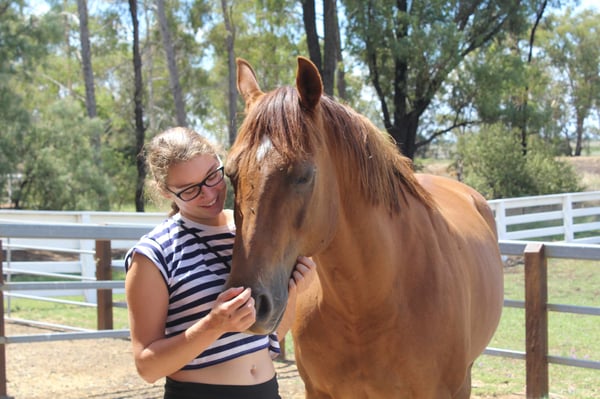 Person mit Pferd auf einer Ranch in Australien