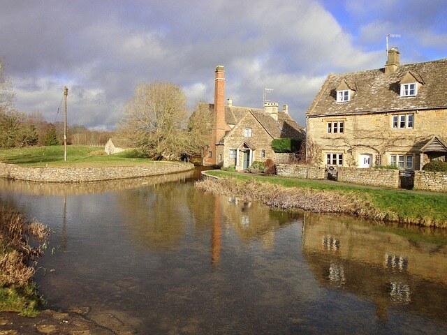 Ein Foto von einem AltenHaus mit einem Fluss vor dem Haus in Englaund