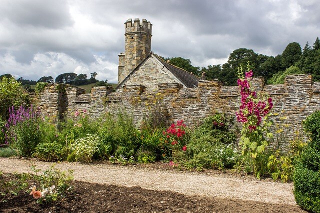 Ein Foto von einem alten Haus aus Steinen in Dartmoor, England