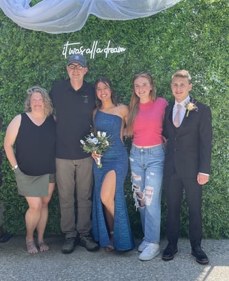 Lea und ihre Gastfamilie beim Prom während des Schüleraustauschs in den USA