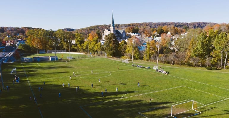 Soccer Field der Gilbert School in Winsted beim Schüleraustausch in den USA