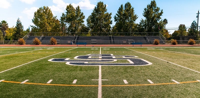 aifs-schueleraustausch-usa-justin-siena-football-field