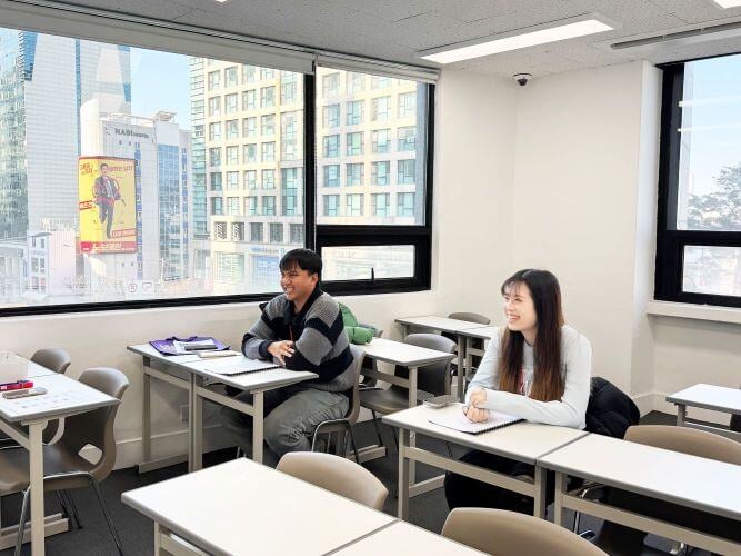 Studierende in einem Klassenraum in der Sprachschule in Südkorea