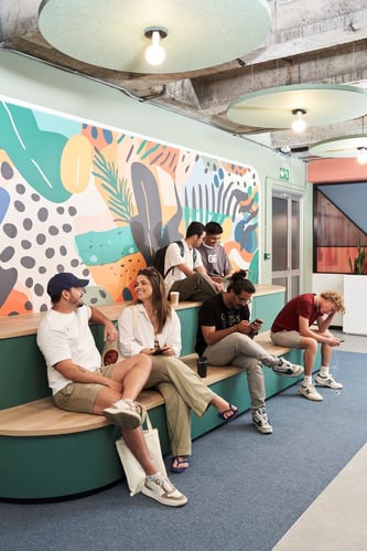 Personen in der Lounge bei der Sprachreise in Südafrika mit AIFS
