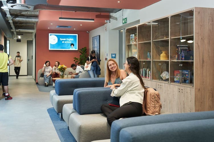 Personen in der Lounge in der Sprachschule in Kapstadt