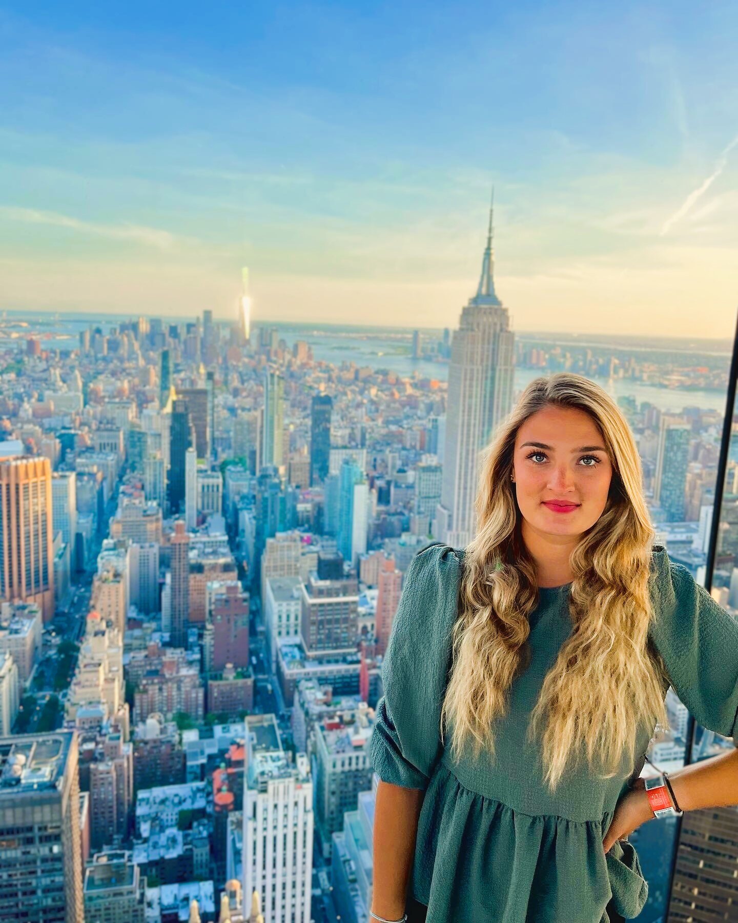 ugc-aifs-studieren-im-ausland-usa-charlenel-New York-skyline-person