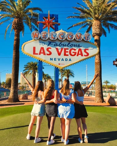 ugc-aifs-studieren-im-ausland-usa-charlenel-las Vegans Sign