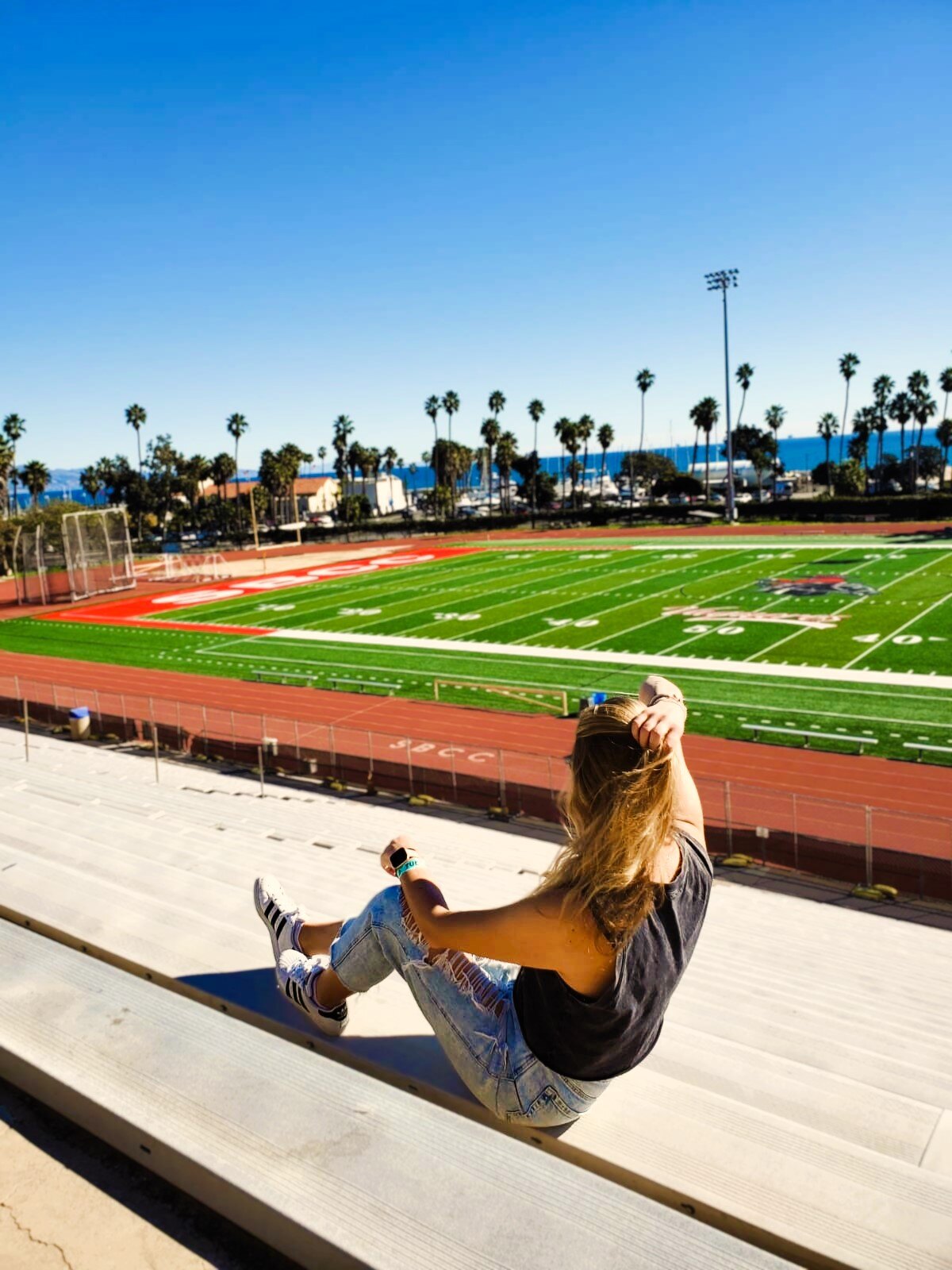 ugc-saifs-studieren-im-ausland-usa-charlenel-footbal feld-person