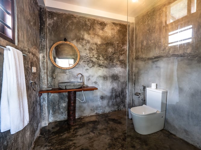 Modernes Badezimmer in der Unterkunft des AIFS Surfcamps in Sri Lanka.