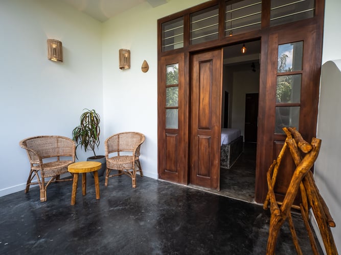 Privates Zimmer mit Balkon in der Unterkunft des AIFS Surfcamps in Sri Lanka.