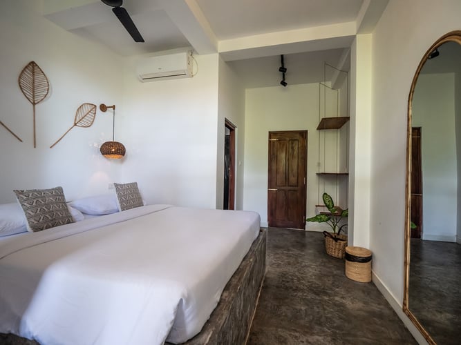 Bequemes Bett im privaten Zimmer der Unterkunft des AIFS Surfcamps in Sri Lanka.