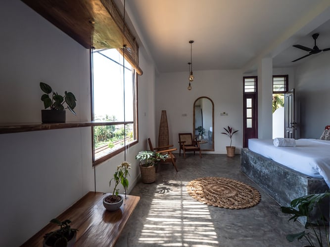 Geräumiges privates Zimmer in der Unterkunft des AIFS Surfcamps in Sri Lanka.