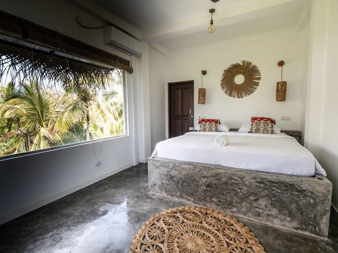 Luxuriöses Superior-Zimmer in der Unterkunft des AIFS Surfcamps in Sri Lanka.