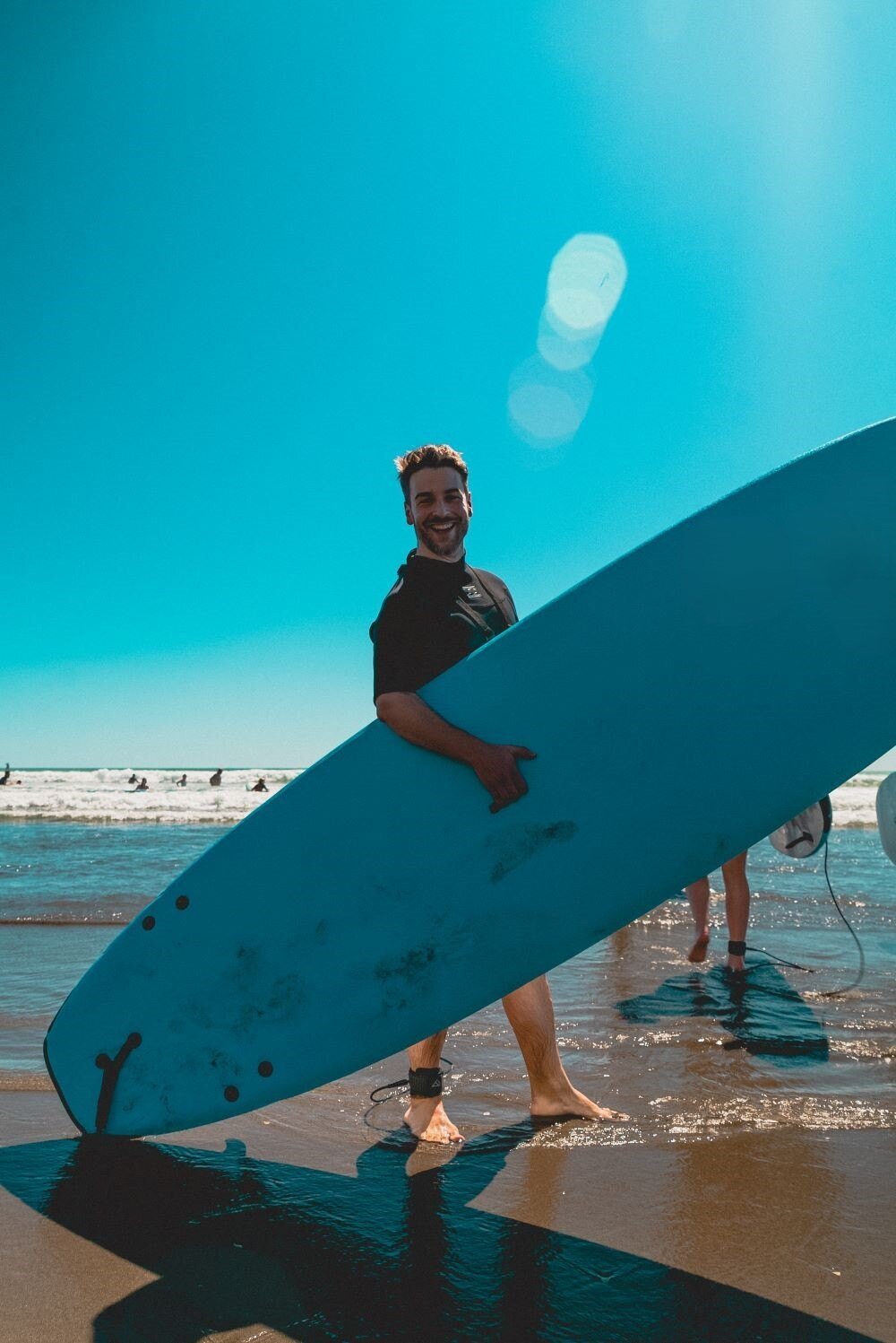 aifs-surfcamps-neuseeland-surfer-surfboard-strand-bilder-fabian