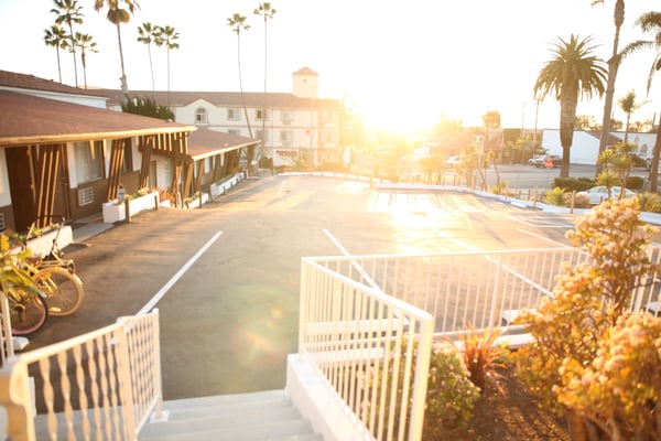 aifs-surfcamp-usa-unterkunft-aussen-sicht-von-treppe