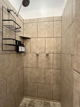 aifs-surfcamp-usa-unterkunft-dusche