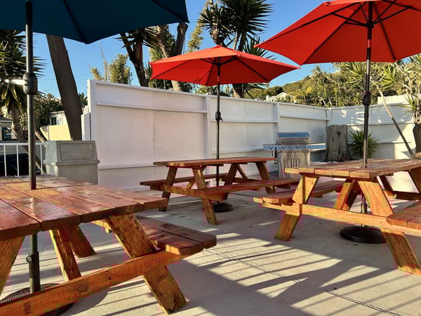 aifs-surfcamp-usa-unterkunft-picknick-platz