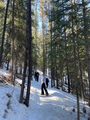 Xenia beim Waldspaziergang im Schnee beim Work and Travel Kanada Programm mit AIFS
