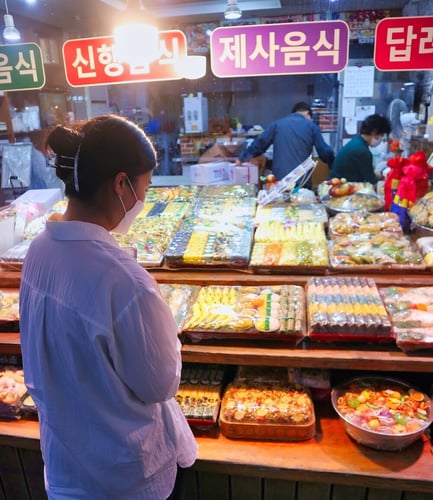 aifs-work-and-travel-südkorea-partnerfotos-person-essen-1