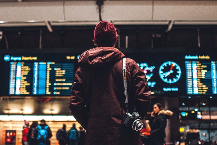aifs-flughafen-person-kamera