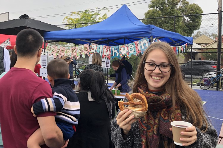 Sonja auf einem australischen Weihnachtsmarkt