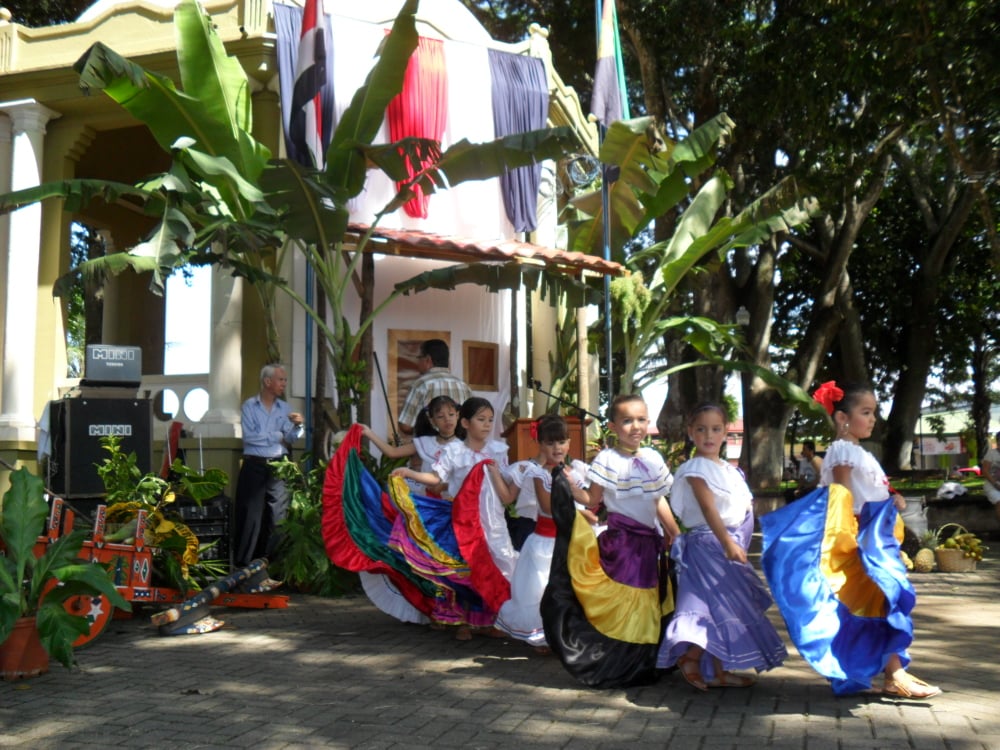 aifs-freiwilligenarbeit-childcare-costa-rica-personen-kinder-tanz-program-carousel-668x1000