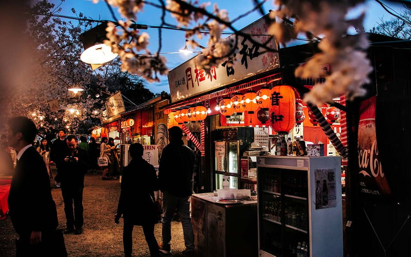 Entdecke mit AIFS das pulsierende Tokyo: Neonlichter, futuristische Architektur, traditionelle Tempel und Kirschblüten.