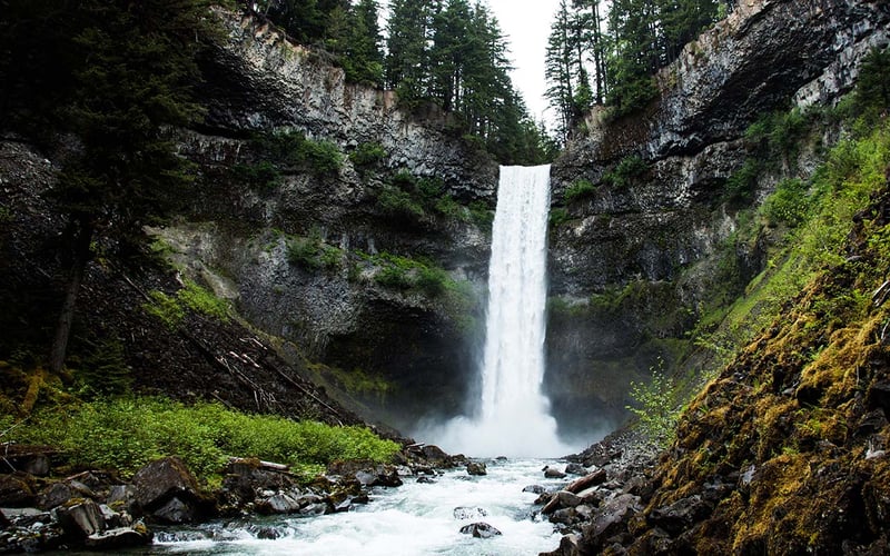 Entdecke Kanadas Naturwunder: Wasserfall mit majestätischem Anblick.